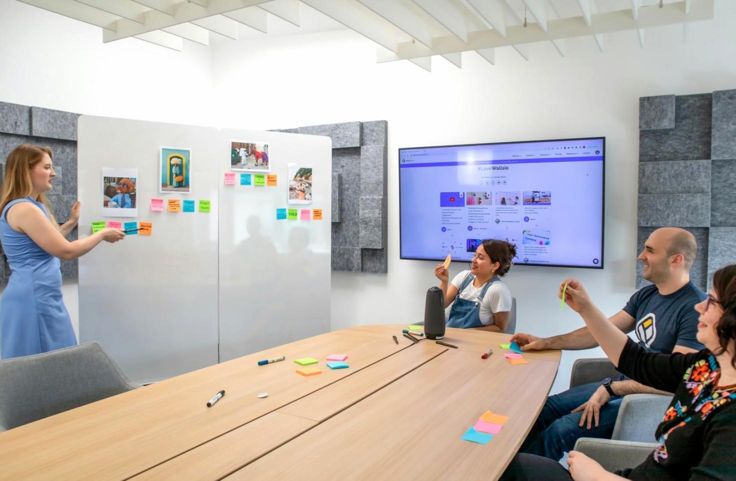 Bureau d'analyse financière avec documents et graphiques